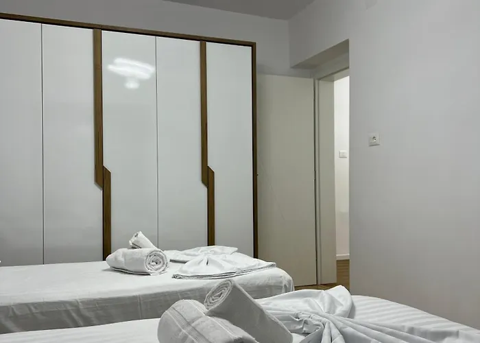 Heart Of A Cozy For Explorers * 地拉那